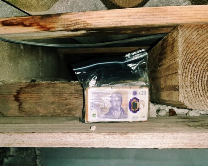 După ce a sustras dintr-o locuință 7 000 de lire sterline și 3 000 de euro, i-a ascuns în podul casei crezând că nu va fi prins
